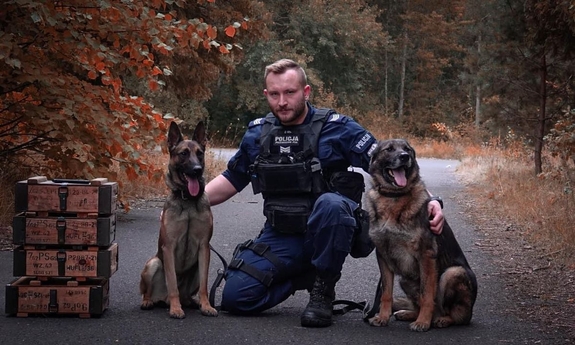 policjant sierż. szt. Dariusz Bartoszek z dwoma psami