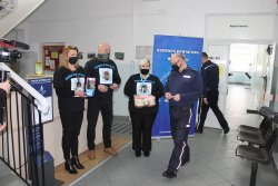 policjant oraz osoby biorące udział w akcji charytatywnej