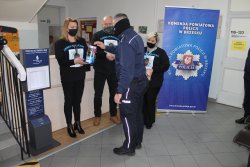 policjant oraz osoby biorące udział w akcji charytatywnej