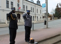 Komendant Powiatowy Policji w Brzesku oraz Komendant Powiatowy Państwowej Straży Pożarnej w Brzesku oddają honor przed pomnikiem nieznanego żołnierza