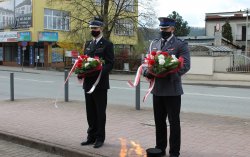 Komendant Powiatowy Policji w Brzesku oraz Komendant Powiatowy Państwowej Straży Pożarnej w Brzesku składają wieniec przed pomnikiem nieznanego żołnierza