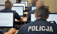 Policjanci przy komputerach w trakcie szkolenia z tzw. ustawy antyprzemocowej