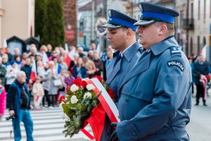 pierwszy zastępca komendanta powiatowego policji w Brzesku i zastępca naczelnika wydziału prewencji składający wiązankę przed grobem nieznanego żołnierza