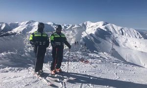 dwóch narciarzy na tle gór
