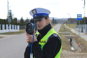 policjantka dokonująca pomiaru prędkości
