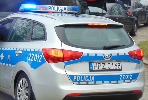 KPP Oświęcim. Interwencja radiowóz na sygnałach w tle inne samochody