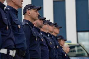 kolejne ujęcie - zgromadzeni policjanci
