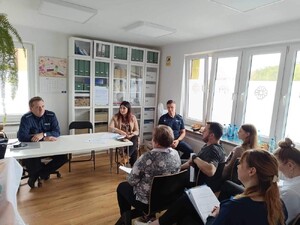 policjanci w trakcie prowadzenia szkolenia dla pracowników ośrodka zdrowia