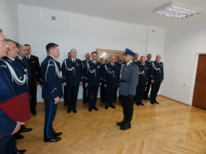 dowódca uroczystości składa meldunek Zastępcy Komendanta Wojewódzkiego Policji w Krakowie