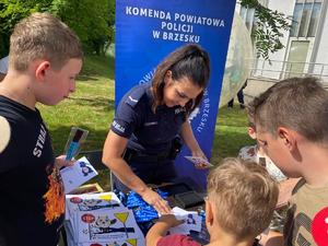 policjantka wykonująca odcisk linii papilarnych