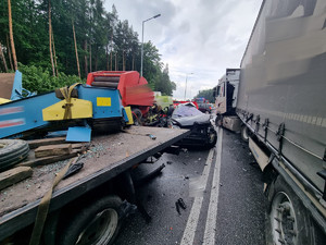 uszkodzone pojazdy biorące udział w wypadku