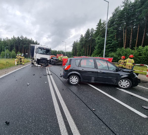 miejsce zdarzenia wypadku w Brzesku oraz uszkodzone pojazdy na jezdni biorące w nim udział