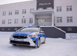 policyjny radiowóz na tle budynku Policji