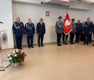 zastępca komendanta wojewódzkiego policji w krakowie w towarzystwie komendanta powiatowego policji w Brzesku i starosty brzeskiego, obok stoi sztandar komendy powiatowej policji w Brzesku