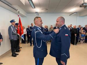 zastępca przewodniczącego związków zawodowych policjantów województwa małopolskiego przypina odznaczenie I Zastępcy Komendanta Powiatowego Policji w Brzesku