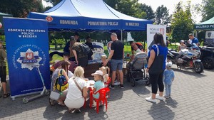 uczestnicy pikniku stojący przy stoisku profilaktycznym przygotowanym przez brzeskie policjantki