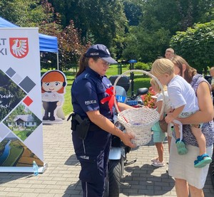 policjantka częstująca dziecko cukierkiem