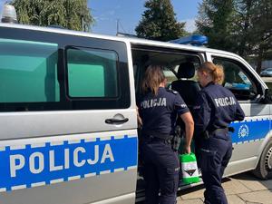 policjantki pomagające załadować do samochodu dary dla powodzian