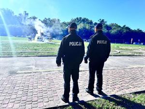 policjanci zabezpieczający miejsce wypadku helikoptera