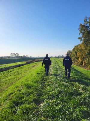 policjanci szukający zaginionego mężczyzny