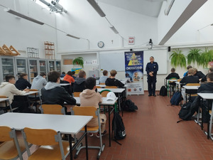 policjantka prowadzi zajęcia