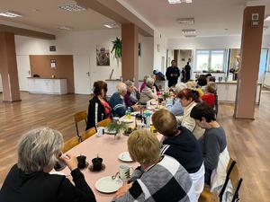 policjantka prowadząca prelekcję dla seniorów