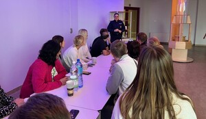 policjantka prowadząca szkolenie dla pracowników pracujących z dziećmi i młodzieżą