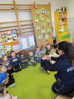 policjantka instruująca przedszkolaki jak zachować się w kontakcie z agresywnym psem