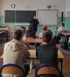 policjantka w trakcie prelekcji dla uczniów