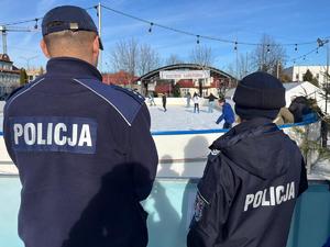 policjanci stojący przy lodowisku