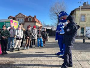 policjantka opowiadająca uczestnikom zimowiska o bezpieczeństwie podczas ferii