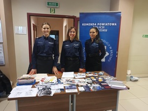 policjantki pozujące do zdjęcia przy stoisku profilaktycznym