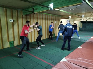 ratownicy medyczni w trakcie ćwiczeń z samoobrony