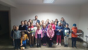 zdjęcie grupowe dzielnicowego z Dziecięcą Drużyną Pożarniczą w Iwkowej