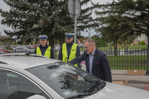 Burmistrz Brzeska i policjanci podczas rozmowy z kierowcą samochodu osobowego
