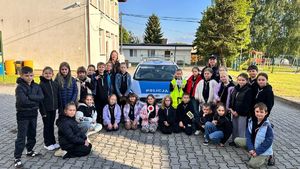 zdjęcie grupowe policjantki z harcerzami przy radiowozie