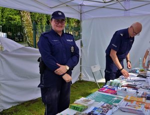 policjantka z Brzeska i policjant z Krakowa przy stoisku profilaktycznym