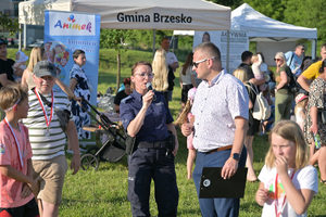policjantka trzymająca mikrofon