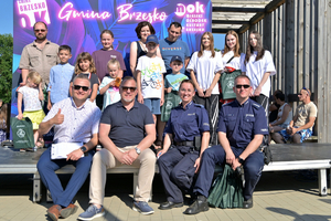 zdjęcie grupowe uczestników pikniku z policjantami