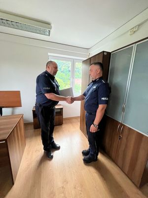 I Zastępca Komendanta Powiatowego Policji w Brzesku gratuluje powierzenie obowiązków na stanowisku komendanta komisariatu w Czchowie