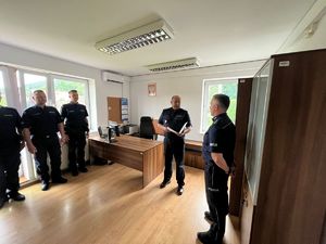 policjanci podczas wręczenia rozkazu o powierzeniu obowiązków komendanta komisariatu w czchowie