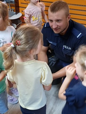 policjant rozmawiający z dziewczynką