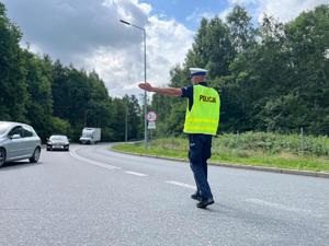 policjant kierujący ruchem na skrzyżowaniu