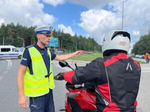 policjant rozmawiający z motocyklistą