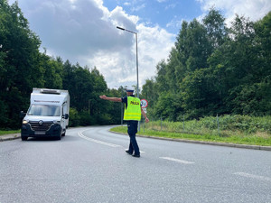 policjant wskazujący drogę kierowcy