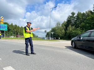 policjant wydziału ruchu drogowego kieruje ruchem na skrzyżowaniu