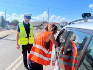 pracownica polskich kolei państwowy wręcza ulotki kierowcy