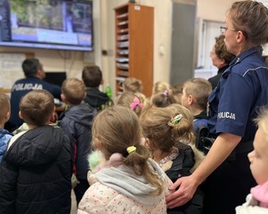 policjantka z dziećmi na dyżurce brzeskiej komendy