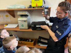 policjantka pokazująca dzieciom alkosensor