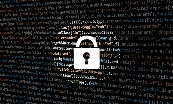 kłódka na tle ekranu komputera